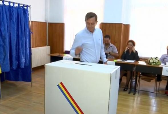 Situații ilare la referendum. Petreceri în secția de votare, aplauze pentru unicul alegător dintr-o secție din București