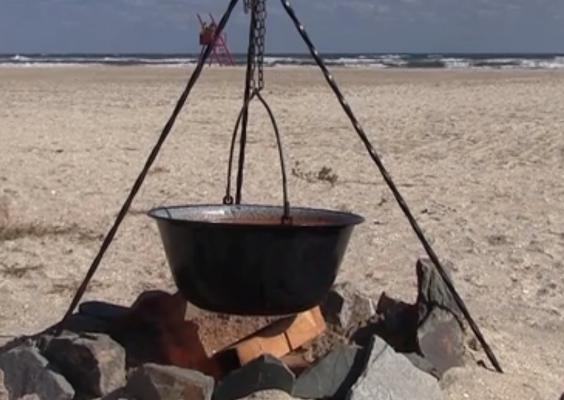 Bucătarii de pe litoral au pregătit cea mai delicioasă ciorbă de pește, direct pe plajă