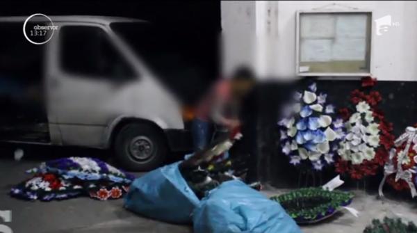 Două femei din Galaţi, prinse de poliţiştii în timp ce furau coroane şi flori de pe morminte