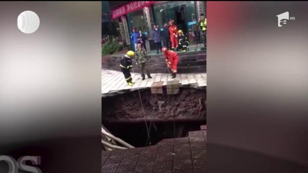 China: Doi oameni au murit, după ce o porţiune de trotuar s-a surpat din senin