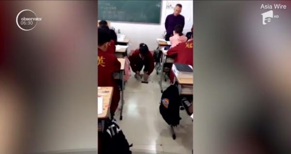 Elevă din China, obligată să-și distrugă telefonul cu un ciocan, după ce l-a folosit în timpul orelor