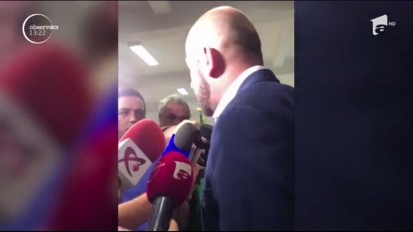 Ministrul Transportului, înconjurat și somat să-și dea demisia chiar pe holurile ministerului