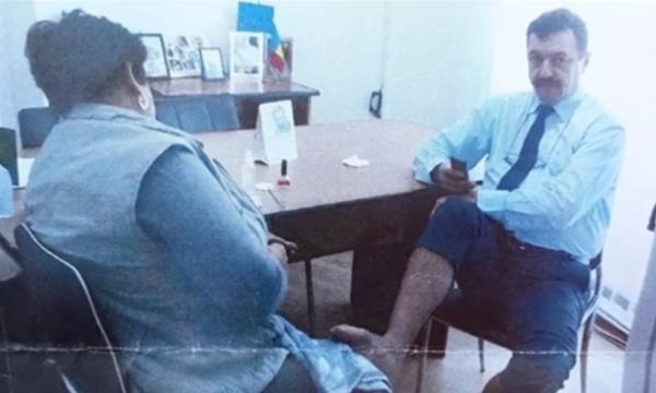 Directorul Primăriei Tg. Jiu, spălat pe picioare la birou de femeia de serviciu, spune că ar fi fost şantajat