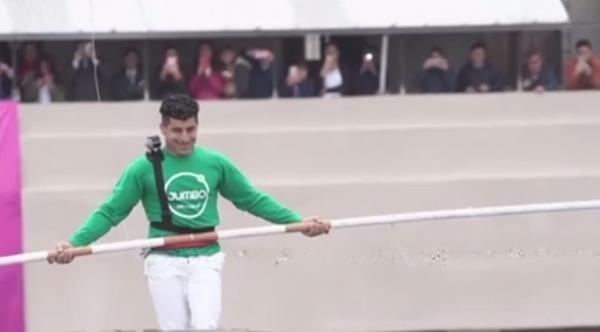 Cascadorie riscantă în Chile. Un acrobat a mers pe un cablu 65 de metri, folosind doar de un băţ pentru a se echilibra