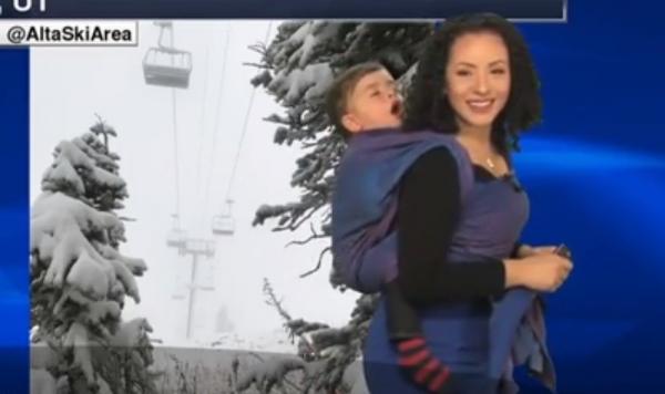 Apariție inedită a unei prezentatoare din SUA, cu copilul în spate, la rubrica Meteo