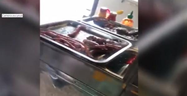 Mai murdar în bucătărie decât la toaletă! Ce se ascunde în spatele vitrinei, în unele fast food-uri de pe stradă