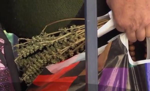 Pelerinajul la Sfânta Parascheva, prilej de afaceri. Din apă şi busuioc, unii fac zeci de mii lei