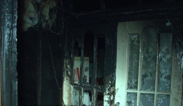 Casă făcută scrum în cartierul Colentina, București, după ce o femeie a făcut focul și a plecat în vecini