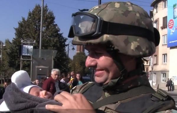 Ceremonie impresionantă în centrul Craiovei. 120 de militari români s-au întors acasă, la familiile lor