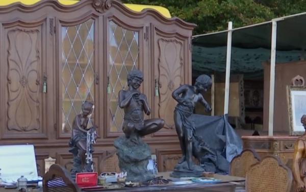 Targ de antichități la Negreni, în Cluj. Colecționarii se pun la curent cu noutățile de pe piața vechiturilor