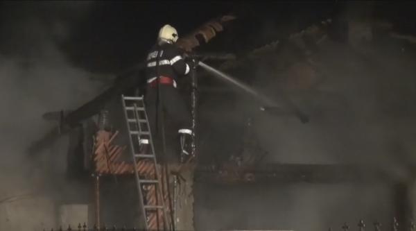 Doi fraţi din Bistrița-Năsăud au rămas pe drumuri, după ce un incendiu le-a distrus casa