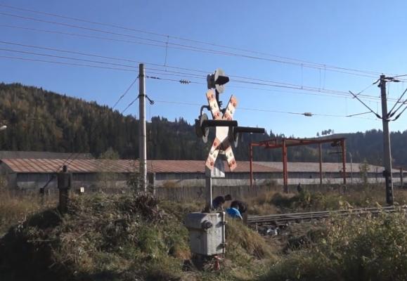 Bărbat din Suceava, lovit a doua oară de tren, în mai puțin de un an. A scăpat și de data aceasta