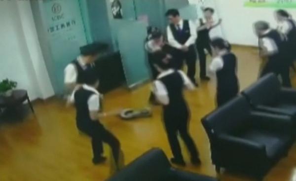 Piton căzut din tavan printre angajații unei bănci, la o ședință (Video)