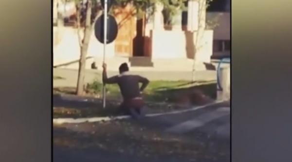 Trei anchete la Spitalul Județean Călărași, de unde a fost externat bărbatul filmat mergând în genunchi