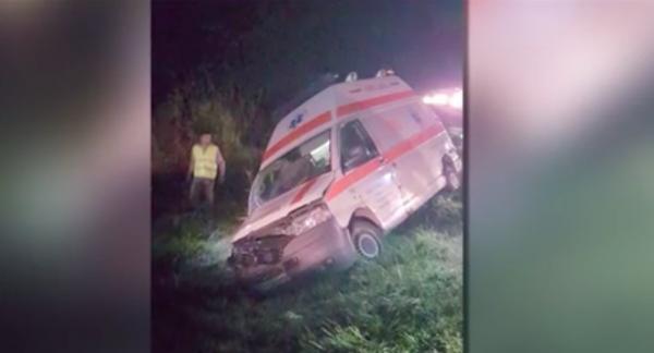 Un şofer de ambulanţă din Braşov s-a urcat băut la volan şi a ajuns cu maşina în şanţ. În autospecială era şi un pacient