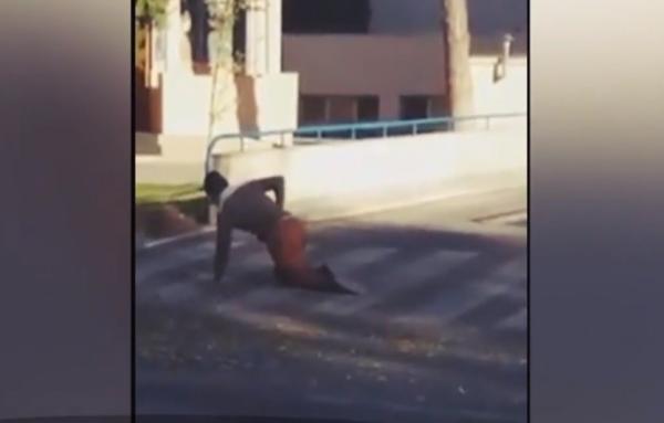 Mărturia şocantă a ciobanului din Călăraşi, filmat în timp ce se târăşte în genunchi în față spitalului