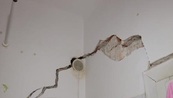 O femeie din Timișoara doarme la rude, după ce vecinii au dărâmat zidurile de rezistenţă, pentru a renova casa