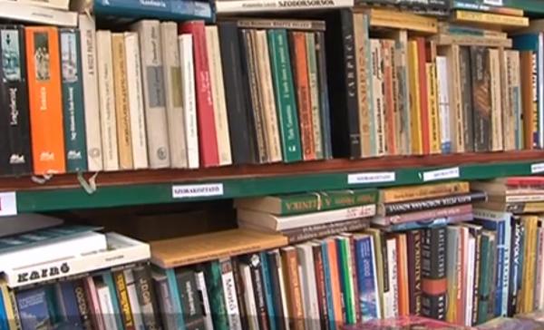 Salvatorii de cărţi au sosit la Târgu Mureş. Fiecare carte costă numai 5 lei