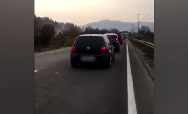 O suceveancă a primit o lecţie de bun-simţ, cu forţa, de la un tânăr. Întregul moment a fost filmat şi a ajuns viral (Video)