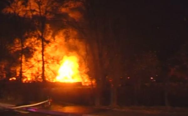 Incendiu violent la Sibiu. Un depozit de deşeuri industriale a ars din temelii. Peste 200 de pompieri s-au luptat cu flăcările