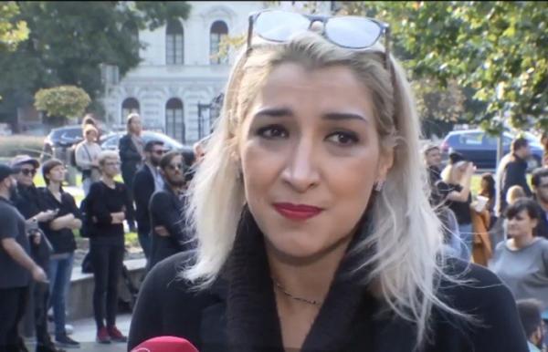 "Durerea din suflet nu se vede, nu se vindecă". Paula, victimă a violenţei în familie, și-a făcut curaj și a ieşit în stradă