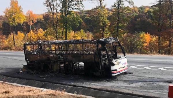 La un pas de tragedie! Un autocar cu 25 de pasageri a fost înghiţit de flăcări uriaşe pe o şosea din Cluj. Incendiul ridică multe suspiciuni