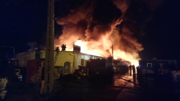 Incendiu puternic în Sibiu, la un depozit de uleiuri folosite și vopsea. 200 de pompieri au intervenit