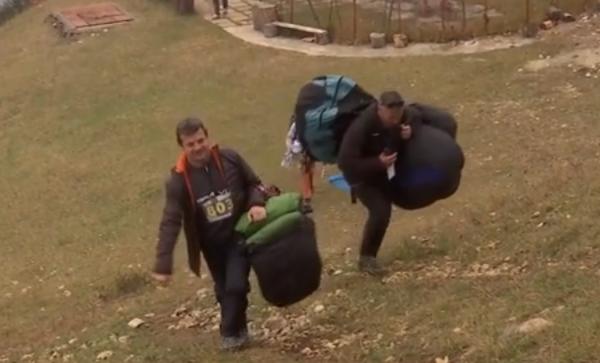 Turiştii veniţi la Festivalul Sport Montan, din Brașov, au zburat cu parapanta
