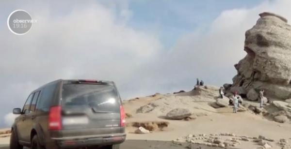 Un şofer şi-a parcat maşina chiar lângă Sfinx, spre stupoarea turiştilor. Cât îl va costa gestul revoltător