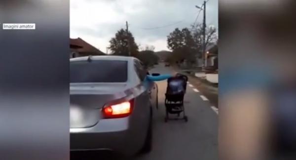 Doi părinți din Gorj, filmați în timp ce-și plimbau copilul cu căruciorul, în timp ce ei erau în mașină