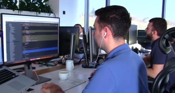 Primăria din Oradea vrea să acorde burse tinerilor care se orientează spre IT. Care sunt condiţiile