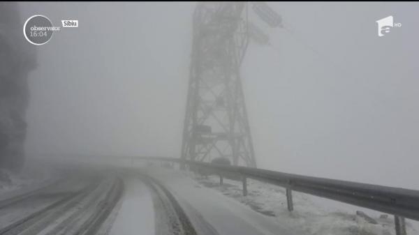 În zona de munte ninge ca în mijlocul iernii. Peste 100 de familii din judeţul Harghita au rămas fără curent electric