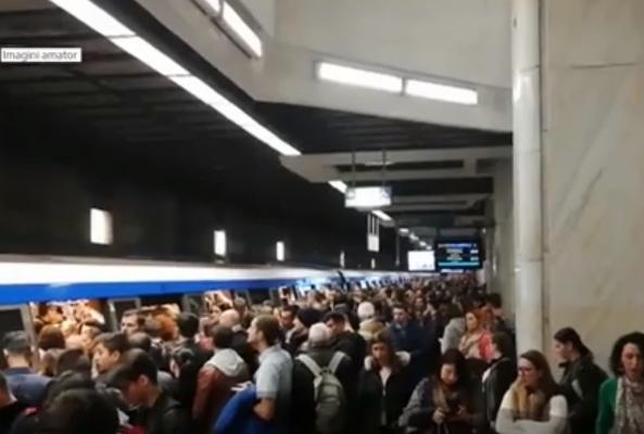 Zeci de mii oameni au rămas blocaţi la metrou din cauza unei defecţiuni