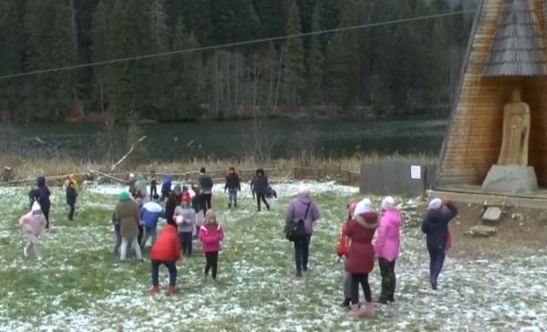 Partea bună a răcirii vremii: turiștii s-au bucurat de zăpadă la munte