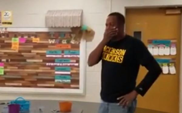 Paznicul unui grădiniţe din Tennessee, în lacrimi după ce copiii i-au pregătit o surpriză de ziua lui