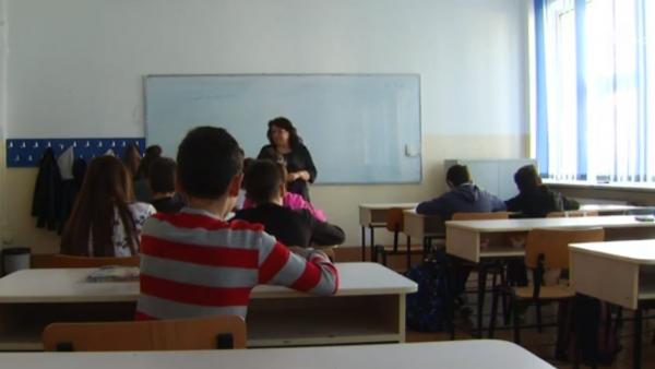Elevii nu au încă toate manualele pentru şcoală. Părinţii sunt revoltaţi şi dau vina pe Ministerul Educaţiei