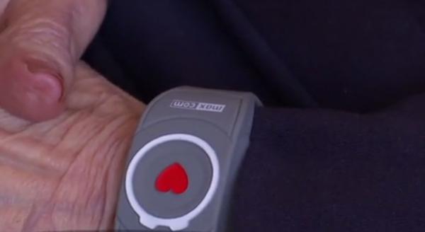 Bătrânii bolnavi din Timişoara, pot primi ajutor medical gratuit printr-o simplă apăsare de buton