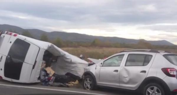 Accident cu trei maşini şi un microbuz, în Caraş-Severin. Un tânăr de 18 ani a murit. Autorităţile au activat planul roşu de intervenţie