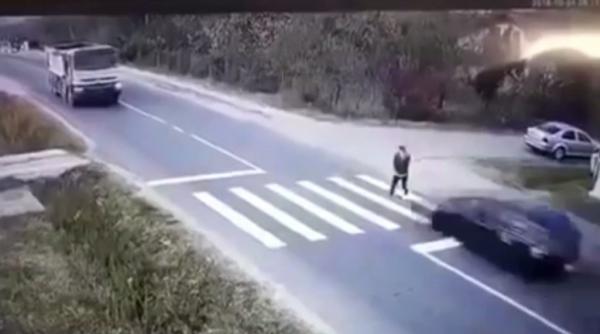 Video cu momentul şocant în care o mămică este spulberată pe o trecere de pietoni din Dumbrăveşti