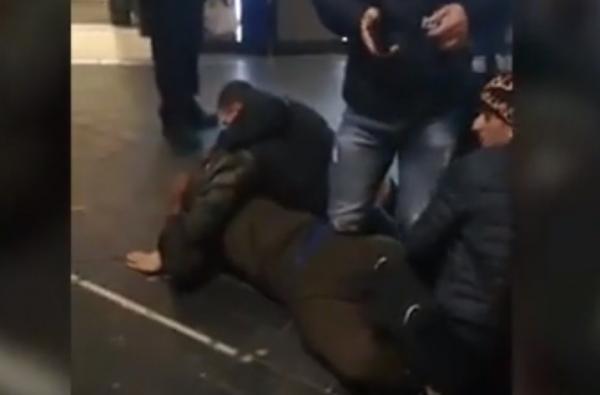 Trei români curajoşi au oprit un bărbat care atacase mulţimea cu un ciocan, la metroul din Londra