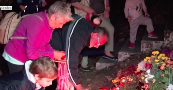 Românii au sărbătorit Ziua Morţilor cu flori şi lumânări la mormintele celor dragi