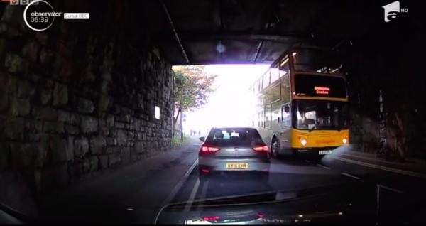 Un autobuz cu etaj a rămas fără acoperiş, după ce a lovit un pod de cale ferată din Marea Britanie