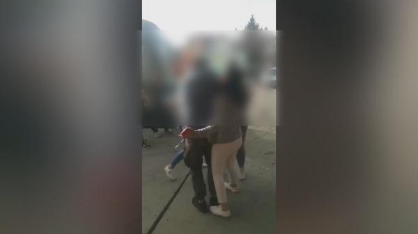 Adolescentele din Bistrița care au bătut o elevă s-au filmat live după agresiune: ”Bistrița e proprietatea mea!”