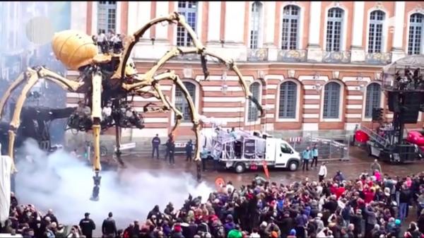 Roboţi gigantici sub formă de păianjeni şi minotauri au prins viaţă la Toulouse, în Franţa