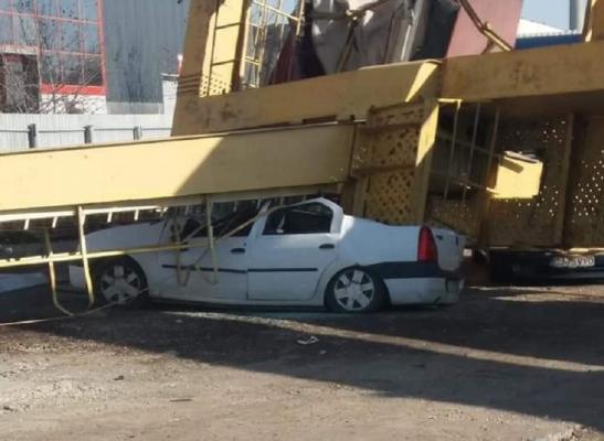 Scene dramatice pe un şantier din Cluj. O macara se prăbușește peste o mașină, sub privirile îngrozite ale oamenilor