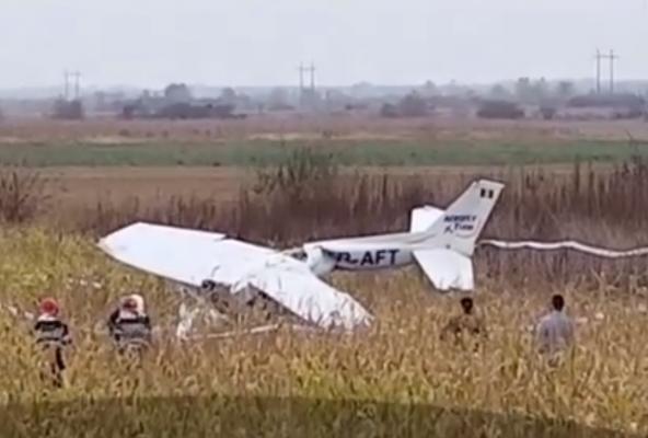 Un tânăr de 23 de ani s-a prăbuşit cu avionul pe un câmp din Argeş. Pilotul a căutat salvarea cu disperare