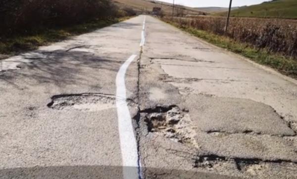 Drum plin de gropi, marcat din greseală cu vopsea, în Bistriţa Năsăud