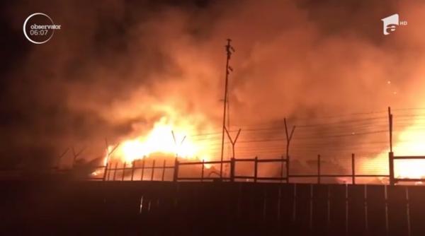 Un depozit de mașini vechi din Craiova arde de 24 de ore. Disperați, localnicii din zonă și-au udat casele