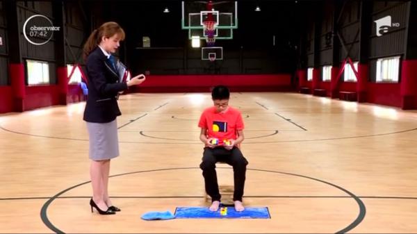 Adolescent chinez, record la rezolvat 3 cuburi Rubik simultan