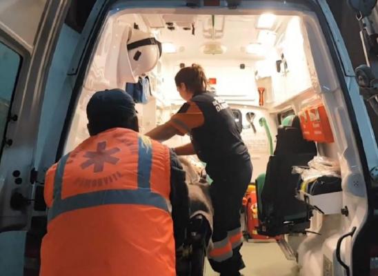 Fata de 13 ani care a căzut de la etaj, în Târgoviște, s-ar fi certat pentru telefonul mobil, cu tată ei